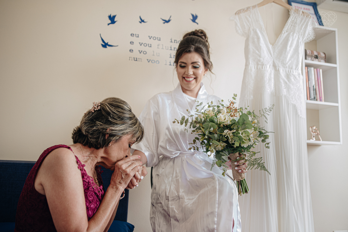 Casamento intimista mini wedding noiva making of se arruma em casa restaurante rustico fotos minimalistas e romanticas feitas com arte pela fotografa premiada nayara andrade de santos sao paulo. Fotografia de casamento de dia ideias e inspiraçoes