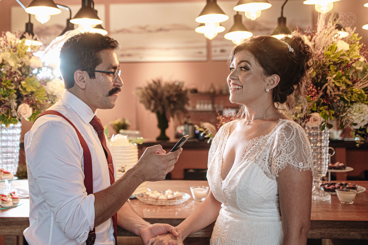 Casamento intimista mini wedding noiva making of se arruma em casa restaurante rustico fotos minimalistas e romanticas feitas com arte pela fotografa premiada nayara andrade de santos sao paulo. Fotografia de retrato da noiva 