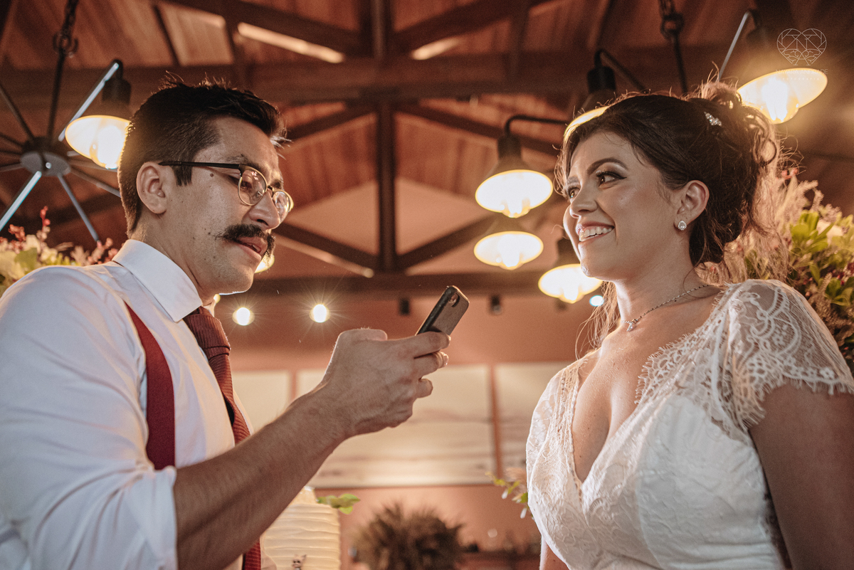 Casamento intimista mini wedding noiva making of se arruma em casa restaurante rustico fotos minimalistas e romanticas feitas com arte pela fotografa premiada nayara andrade de santos sao paulo. Fotografia de retrato da noiva 