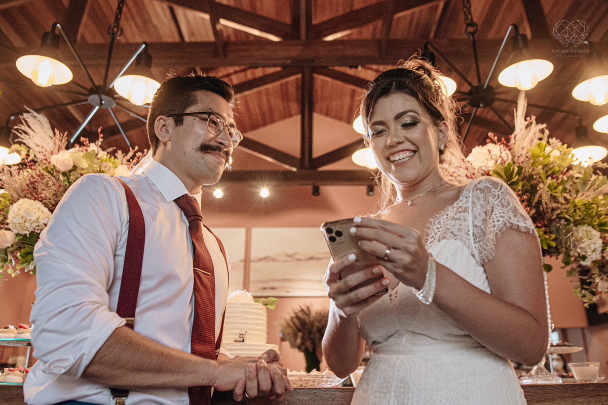 Casamento intimista mini wedding noiva making of se arruma em casa restaurante rustico fotos minimalistas e romanticas feitas com arte pela fotografa premiada nayara andrade de santos sao paulo. Fotografia de retrato da noiva 
