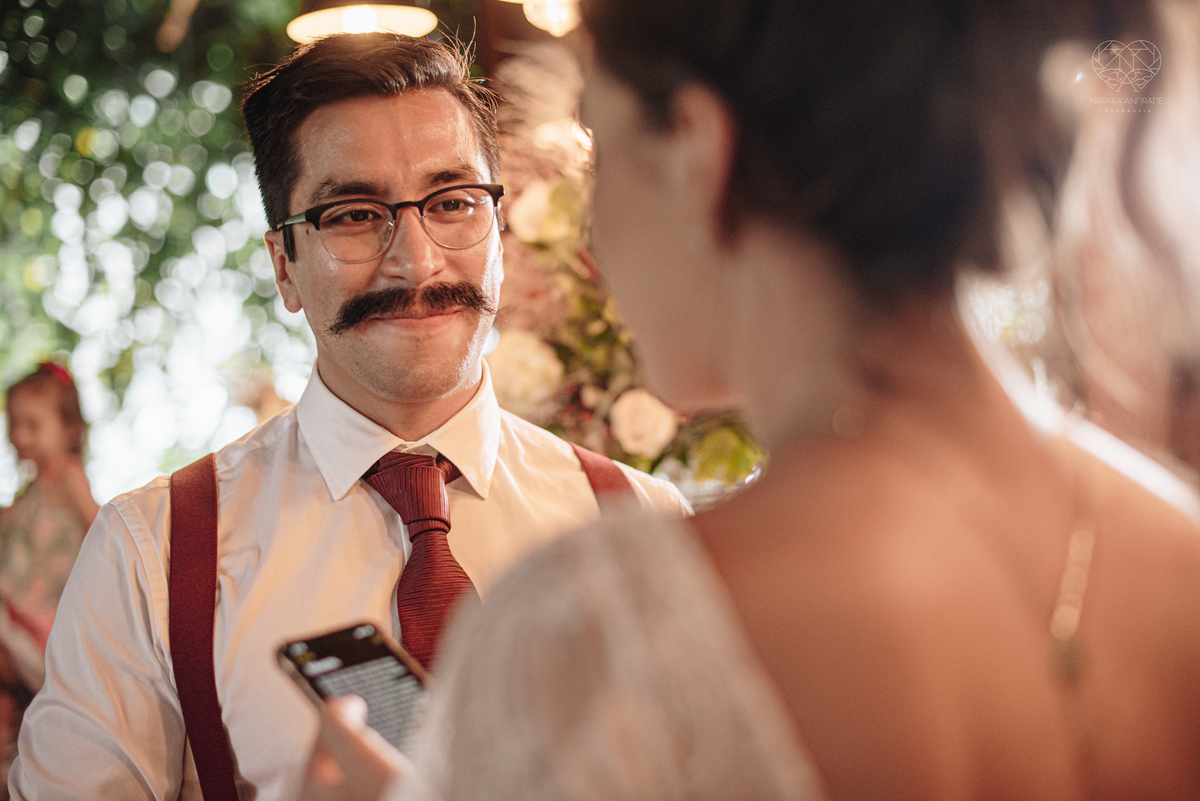 Casamento intimista mini wedding noiva making of se arruma em casa restaurante rustico fotos minimalistas e romanticas feitas com arte pela fotografa premiada nayara andrade de santos sao paulo. Fotografia de retrato da noiva 