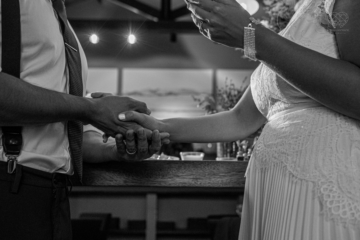 Casamento intimista mini wedding noiva making of se arruma em casa restaurante rustico fotos minimalistas e romanticas feitas com arte pela fotografa premiada nayara andrade de santos sao paulo. Fotografia de retrato da noiva 