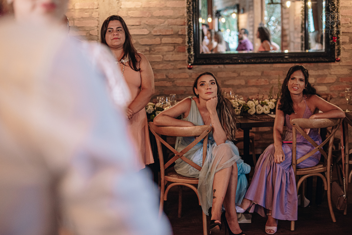 Casamento intimista mini wedding noiva making of se arruma em casa restaurante rustico fotos minimalistas e romanticas feitas com arte pela fotografa premiada nayara andrade de santos sao paulo. Fotografia de retrato da noiva 