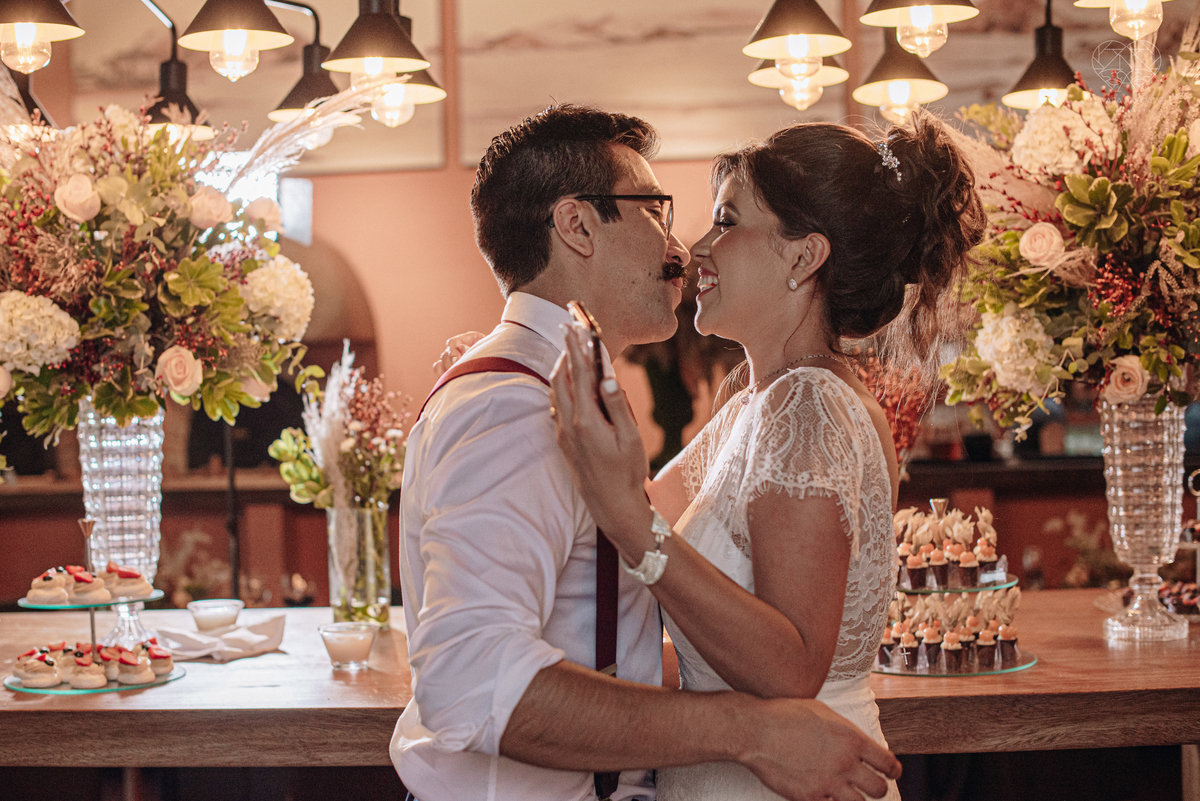 Casamento intimista mini wedding noiva making of se arruma em casa restaurante rustico fotos minimalistas e romanticas feitas com arte pela fotografa premiada nayara andrade de santos sao paulo. Fotografia de retrato da noiva 