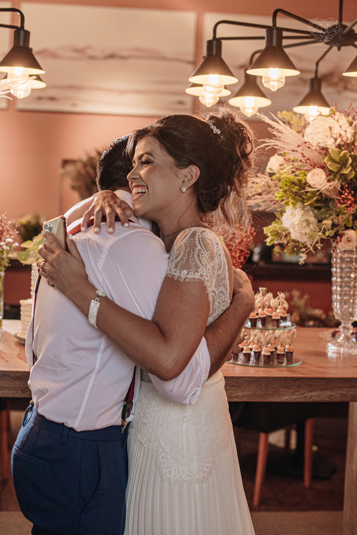 Casamento intimista mini wedding noiva making of se arruma em casa restaurante rustico fotos minimalistas e romanticas feitas com arte pela fotografa premiada nayara andrade de santos sao paulo. Fotografia de retrato da noiva 