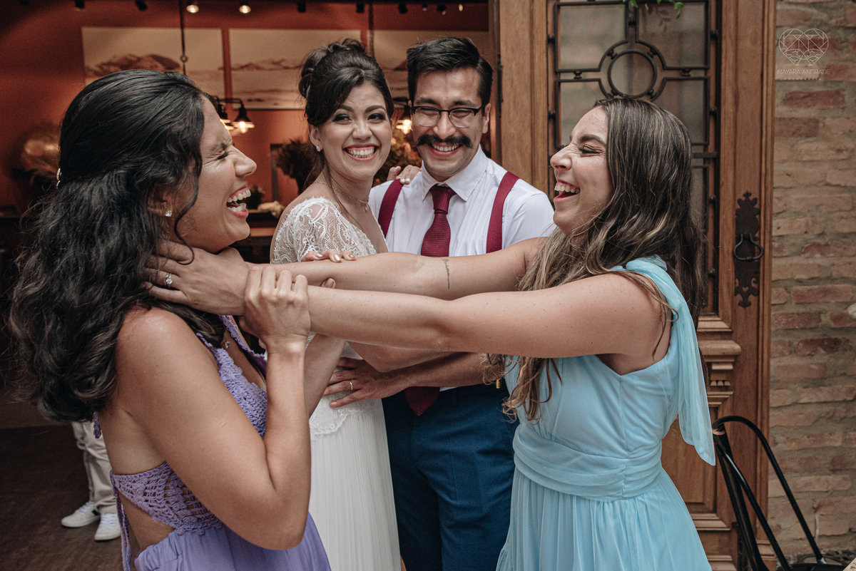 Casamento intimista mini wedding noiva making of se arruma em casa restaurante rustico fotos minimalistas e romanticas feitas com arte pela fotografa premiada nayara andrade de santos sao paulo. Fotografia de retrato da noiva 