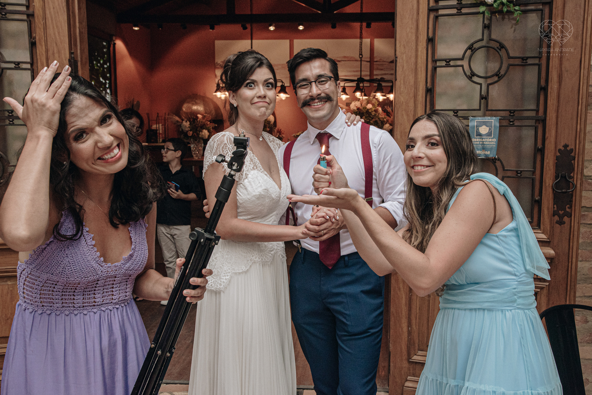 Casamento intimista mini wedding noiva making of se arruma em casa restaurante rustico fotos minimalistas e romanticas feitas com arte pela fotografa premiada nayara andrade de santos sao paulo. Fotografia de retrato da noiva 