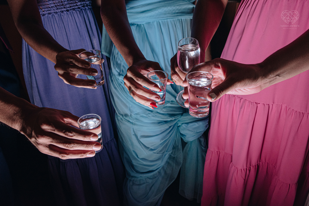 Casamento intimista mini wedding noiva making of se arruma em casa restaurante rustico fotos minimalistas e romanticas feitas com arte pela fotografa premiada nayara andrade de santos sao paulo. Fotografia de retrato da noiva 