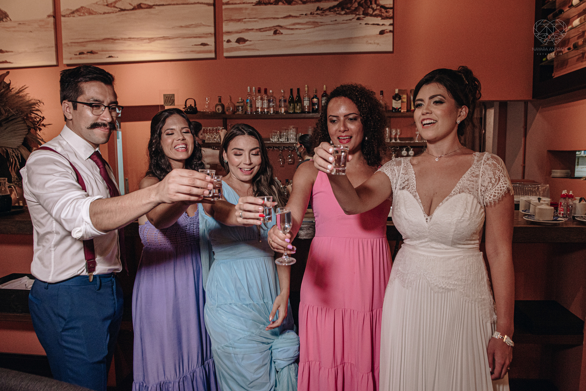 Casamento intimista mini wedding noiva making of se arruma em casa restaurante rustico fotos minimalistas e romanticas feitas com arte pela fotografa premiada nayara andrade de santos sao paulo. Fotografia de retrato da noiva 