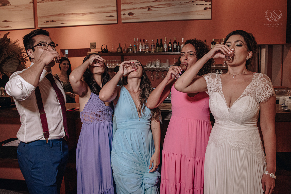 Casamento intimista mini wedding noiva making of se arruma em casa restaurante rustico fotos minimalistas e romanticas feitas com arte pela fotografa premiada nayara andrade de santos sao paulo. Fotografia de retrato da noiva 