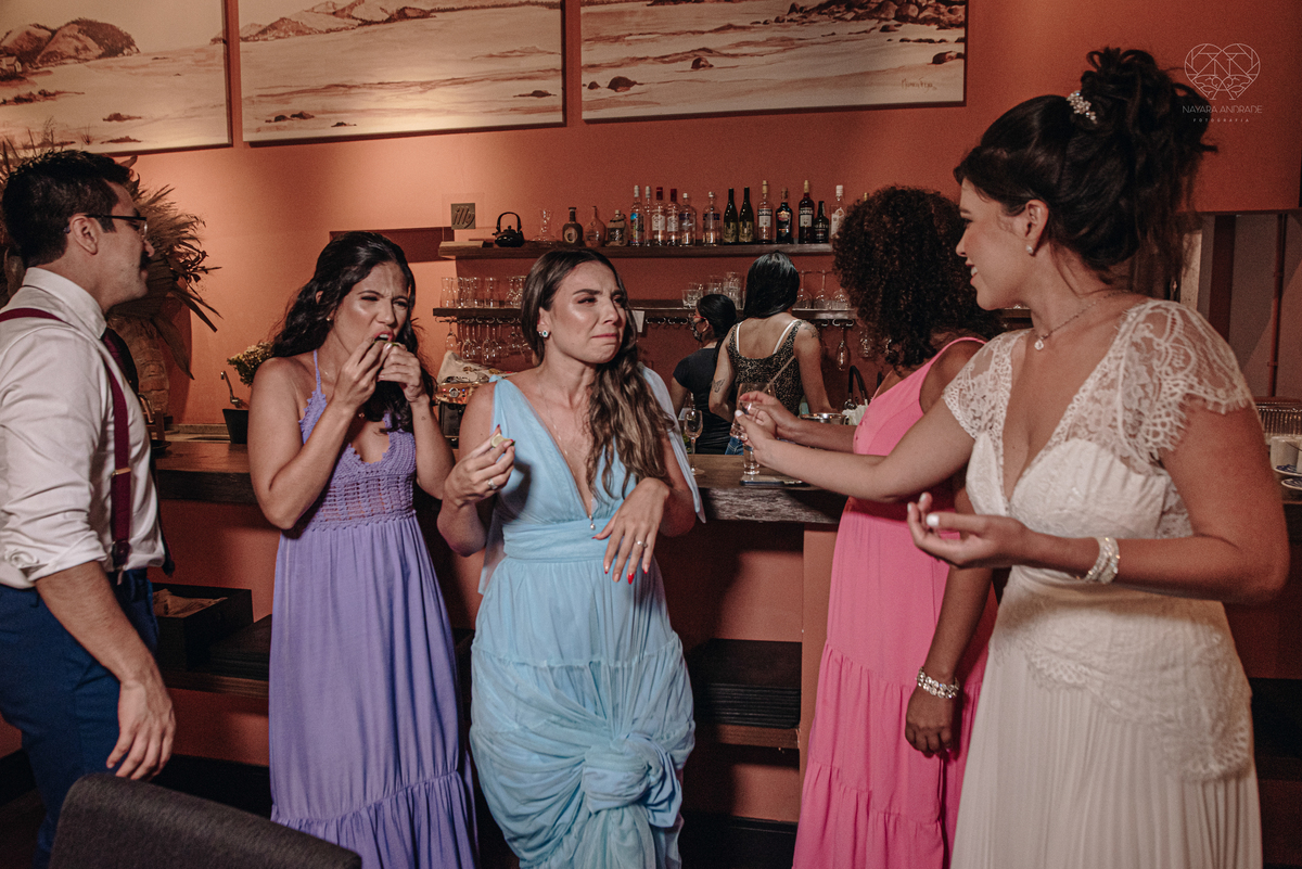 Casamento intimista mini wedding noiva making of se arruma em casa restaurante rustico fotos minimalistas e romanticas feitas com arte pela fotografa premiada nayara andrade de santos sao paulo. Fotografia de retrato da noiva 