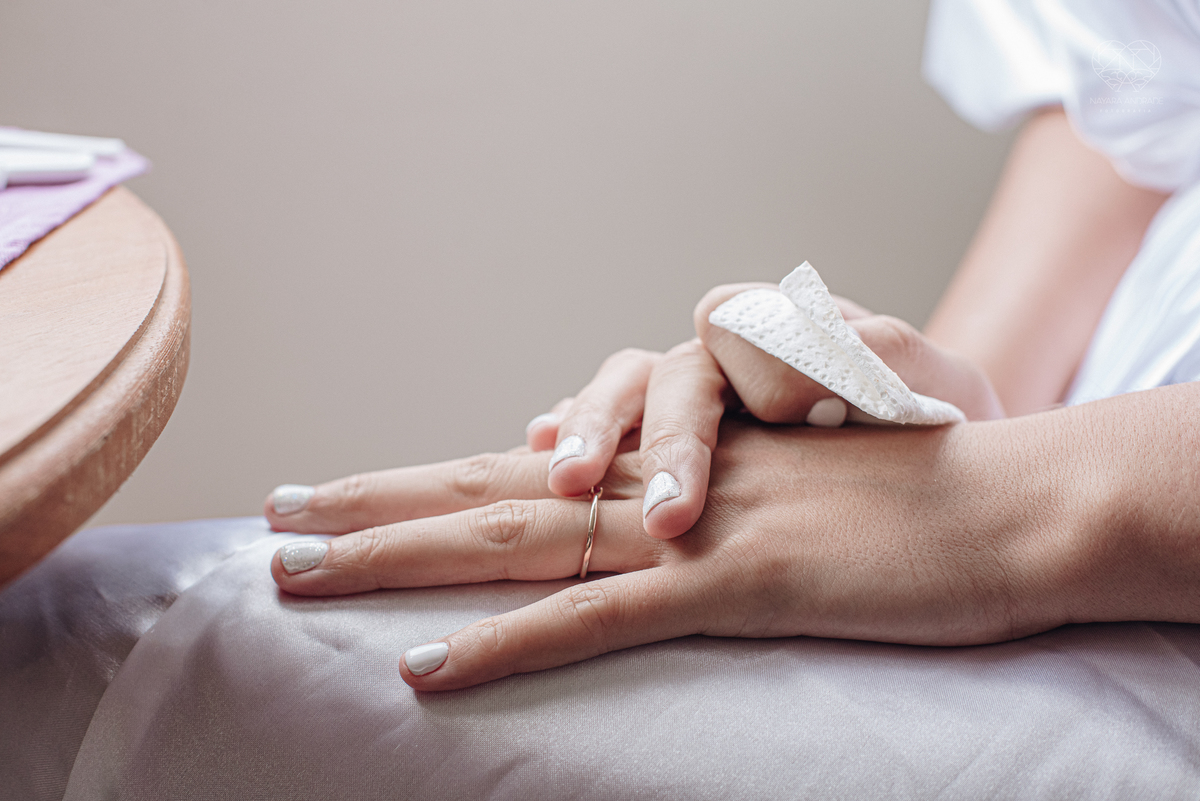 Casamento intimista mini wedding noiva making of se arruma em casa restaurante rustico fotos minimalistas e romanticas feitas com arte pela fotografa premiada nayara andrade de santos sao paulo. Fotografia de casamento de dia ideias e inspiraçoes