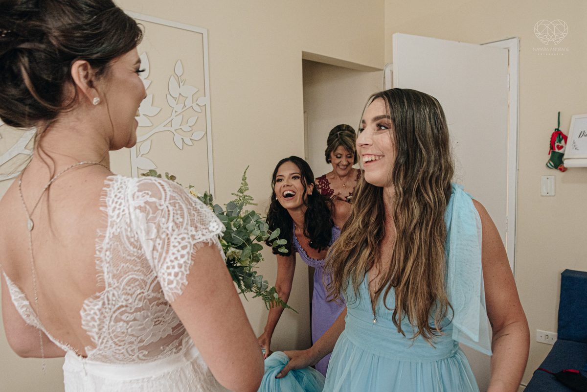 Casamento intimista mini wedding noiva making of se arruma em casa restaurante rustico fotos minimalistas e romanticas feitas com arte pela fotografa premiada nayara andrade de santos sao paulo. Fotografia de retrato da noiva 