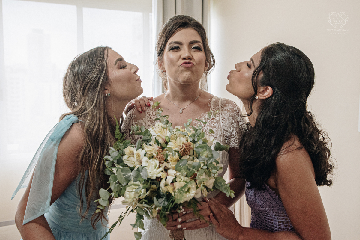 Casamento intimista mini wedding noiva making of se arruma em casa restaurante rustico fotos minimalistas e romanticas feitas com arte pela fotografa premiada nayara andrade de santos sao paulo. Fotografia de retrato da noiva 