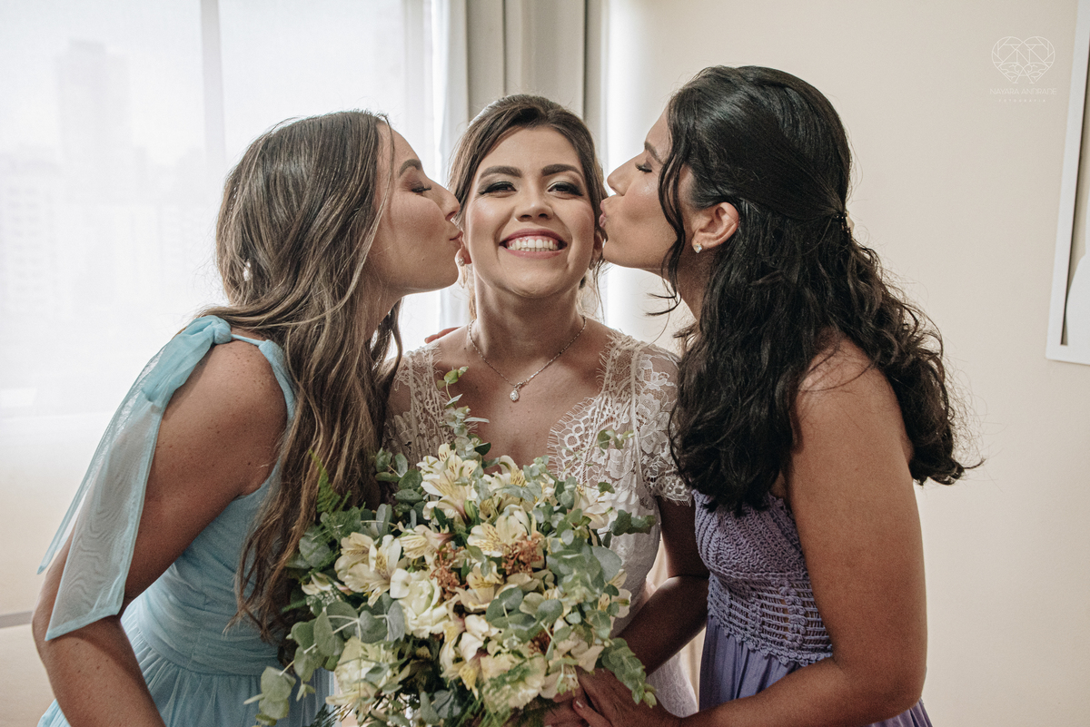 Casamento intimista mini wedding noiva making of se arruma em casa restaurante rustico fotos minimalistas e romanticas feitas com arte pela fotografa premiada nayara andrade de santos sao paulo. Fotografia de retrato da noiva 