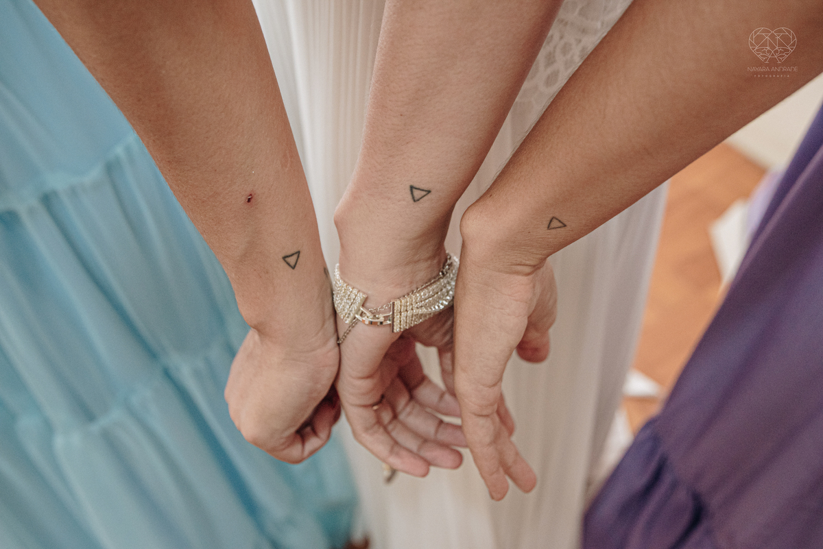 Casamento intimista mini wedding noiva making of se arruma em casa restaurante rustico fotos minimalistas e romanticas feitas com arte pela fotografa premiada nayara andrade de santos sao paulo. Fotografia de retrato da noiva 