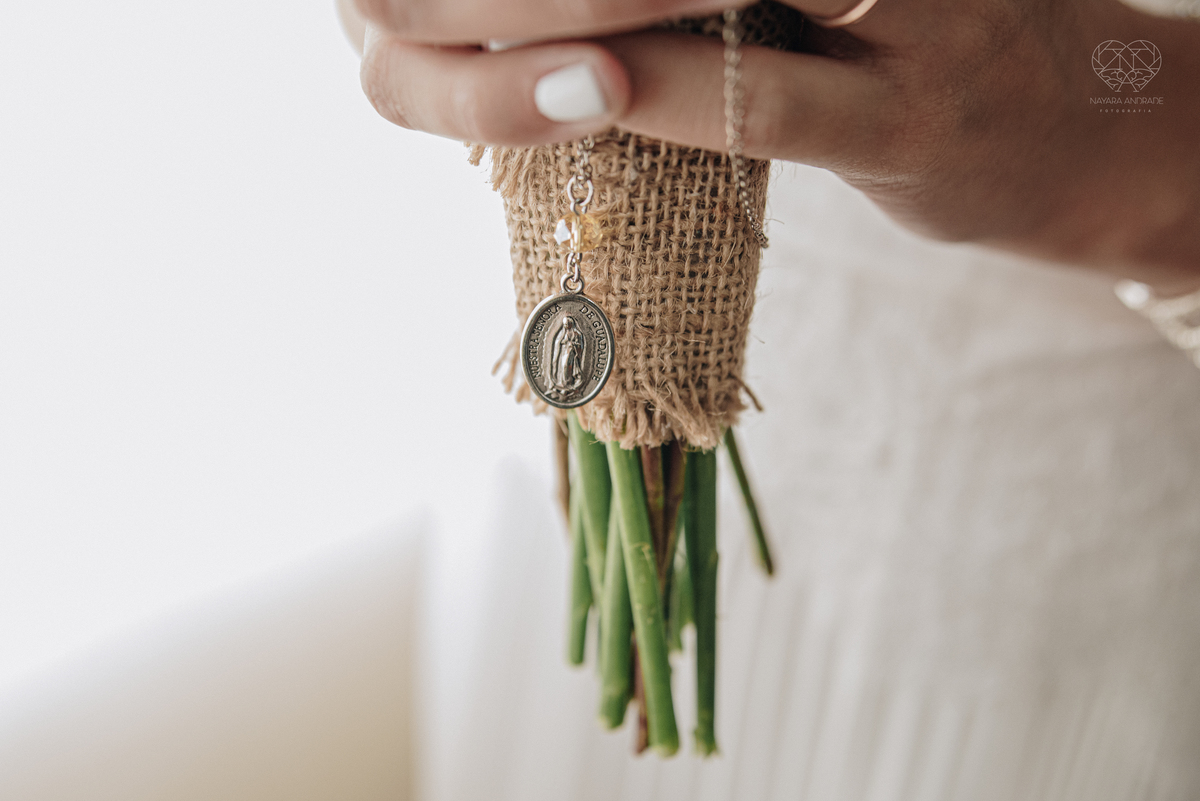 Casamento intimista mini wedding noiva making of se arruma em casa restaurante rustico fotos minimalistas e romanticas feitas com arte pela fotografa premiada nayara andrade de santos sao paulo. Fotografia de retrato da noiva 