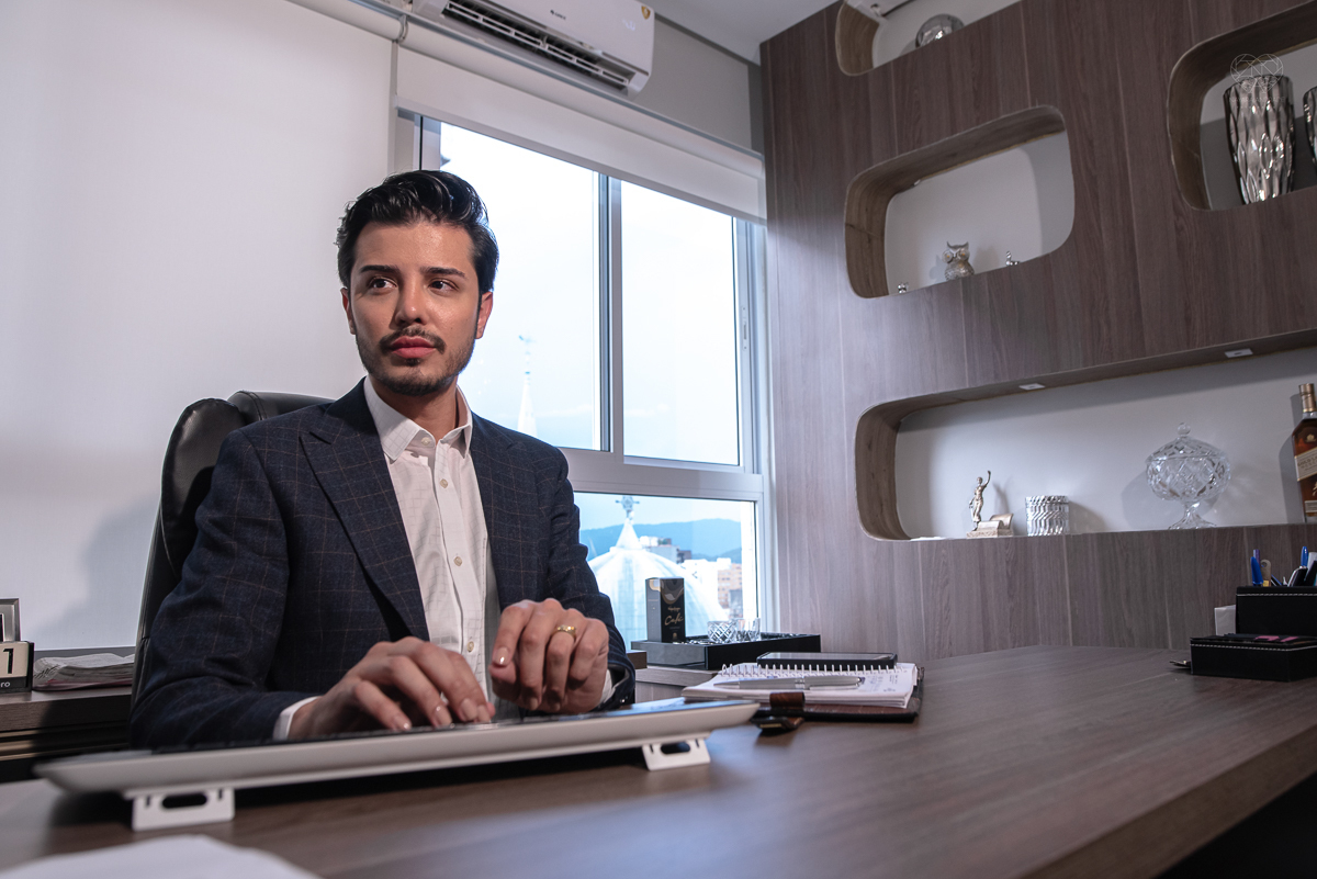 Fotografia de advogado e sua equipe branding book fotos e retratos profissional para empresarios e inspiraçao de retratos masculinos feitos pela fotografa premiada Nayara Andrade