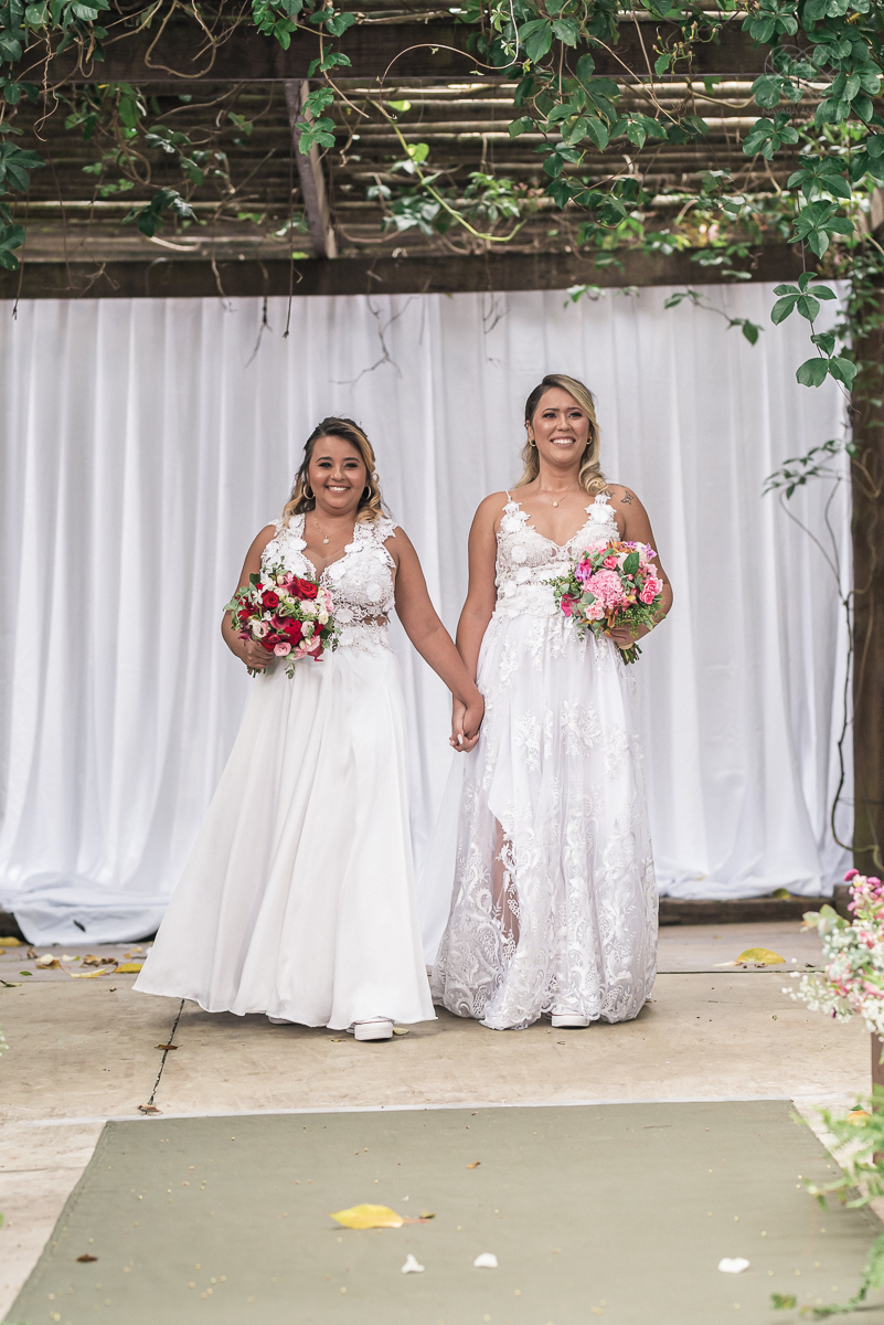 casamento  rustico e romantico de dia realizado no espaço plataforma na baixada santista, noivas com vestido romantico e fotografia pela fotografa premiada nayara andrade