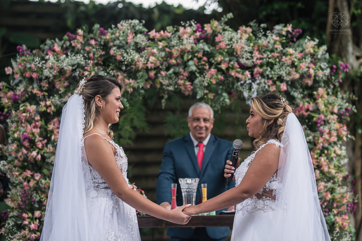 casamento  rustico e romantico de dia realizado no espaço plataforma na baixada santista, noivas com vestido romantico e fotografia pela fotografa premiada nayara andrade