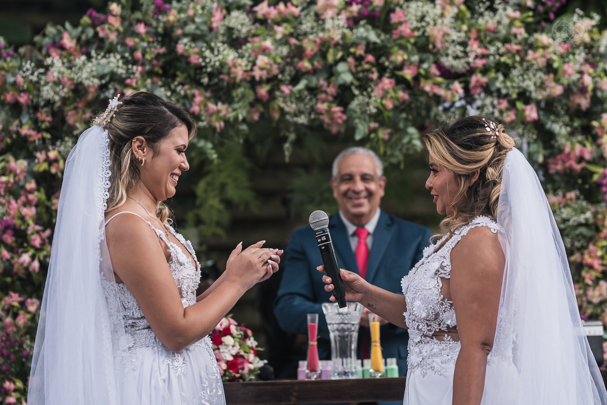 casamento  rustico e romantico de dia realizado no espaço plataforma na baixada santista, noivas com vestido romantico e fotografia pela fotografa premiada nayara andrade