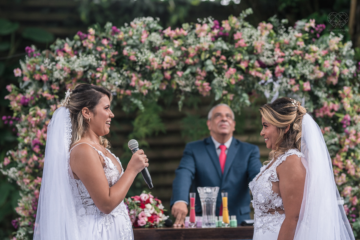 casamento  rustico e romantico de dia realizado no espaço plataforma na baixada santista, noivas com vestido romantico e fotografia pela fotografa premiada nayara andrade