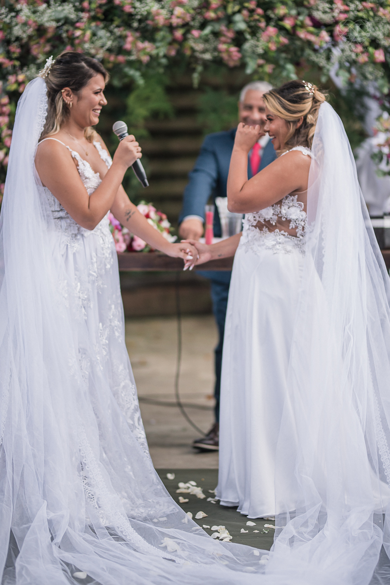 casamento  rustico e romantico de dia realizado no espaço plataforma na baixada santista, noivas com vestido romantico e fotografia pela fotografa premiada nayara andrade