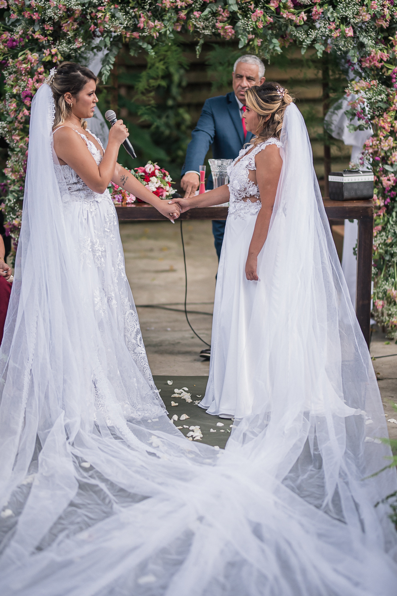 casamento  rustico e romantico de dia realizado no espaço plataforma na baixada santista, noivas com vestido romantico e fotografia pela fotografa premiada nayara andrade