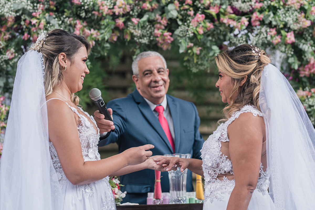 casamento  rustico e romantico de dia realizado no espaço plataforma na baixada santista, noivas com vestido romantico e fotografia pela fotografa premiada nayara andrade