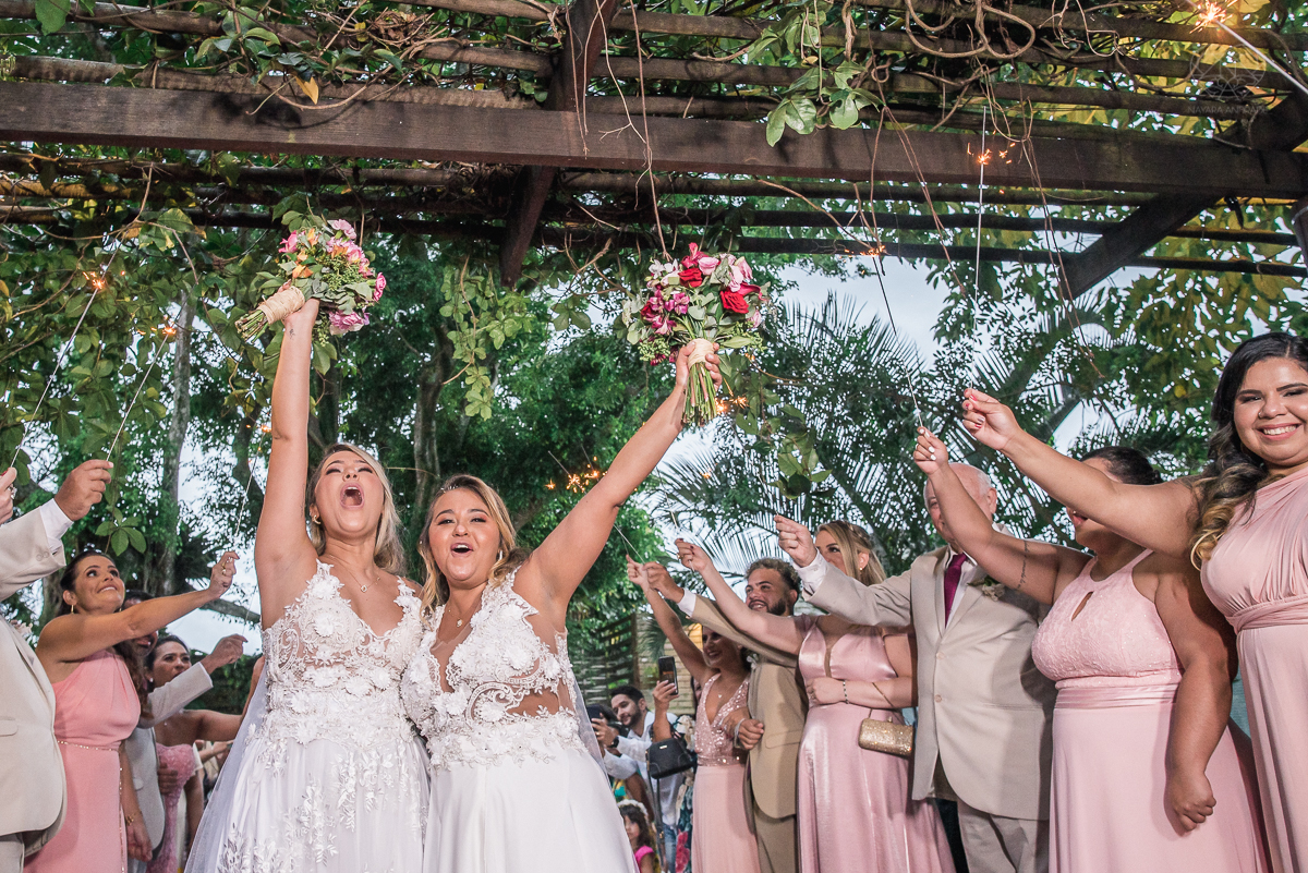 casamento  rustico e romantico de dia realizado no espaço plataforma na baixada santista, noivas com vestido romantico e fotografia pela fotografa premiada nayara andrade