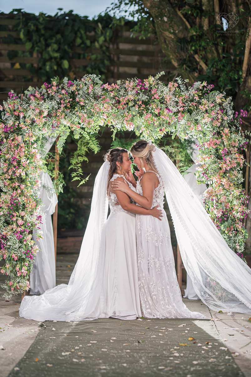 casamento  rustico e romantico de dia realizado no espaço plataforma na baixada santista, noivas com vestido romantico e fotografia pela fotografa premiada nayara andrade