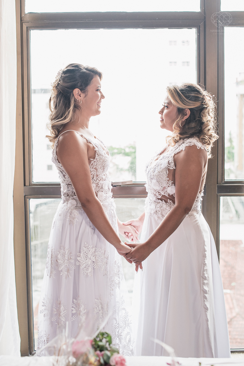 casamento  rustico e romantico de dia realizado no espaço plataforma na baixada santista, noivas com vestido romantico e fotografia pela fotografa premiada nayara andrade