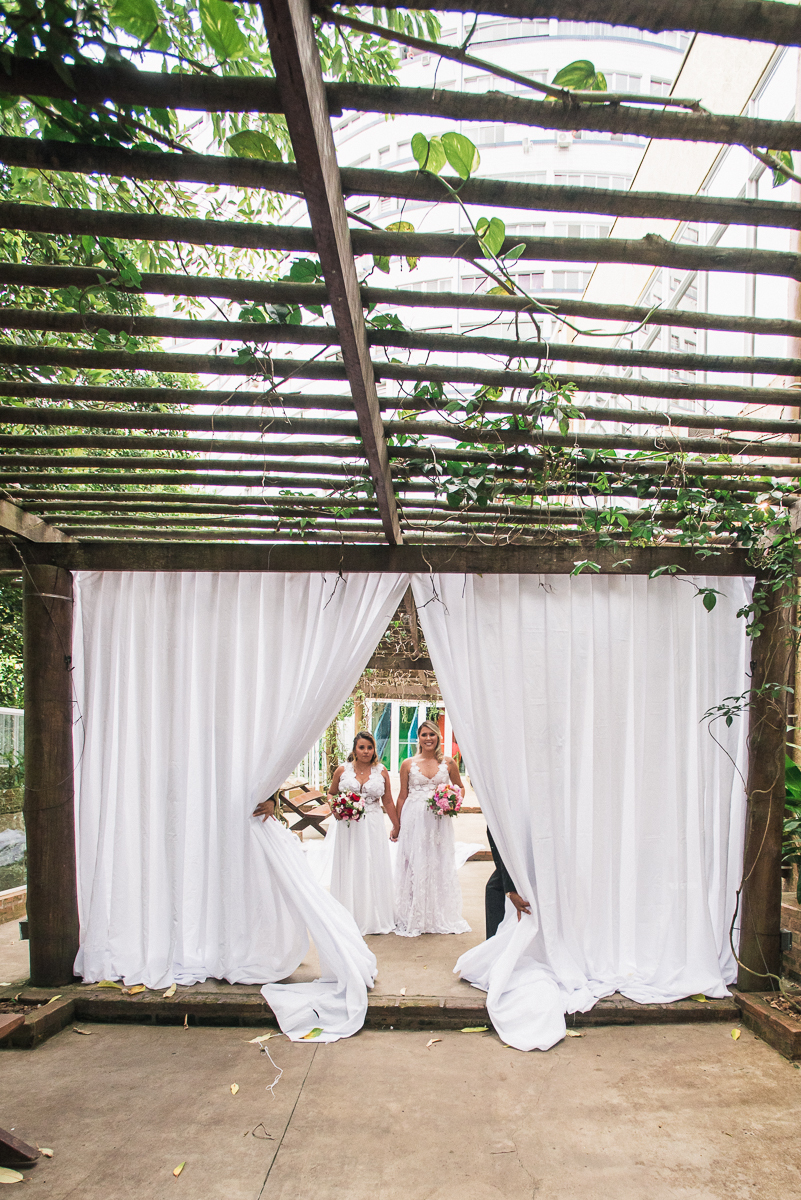 casamento  rustico e romantico de dia realizado no espaço plataforma na baixada santista, noivas com vestido romantico e fotografia pela fotografa premiada nayara andrade