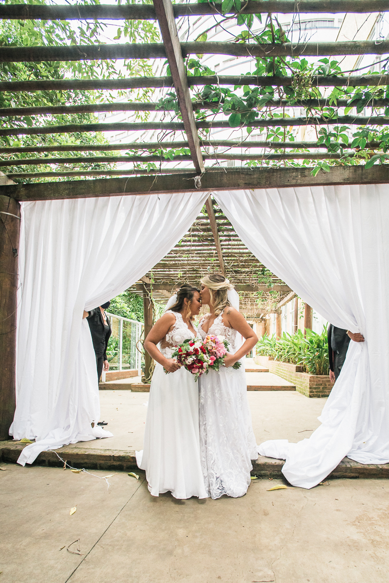casamento  rustico e romantico de dia realizado no espaço plataforma na baixada santista, noivas com vestido romantico e fotografia pela fotografa premiada nayara andrade