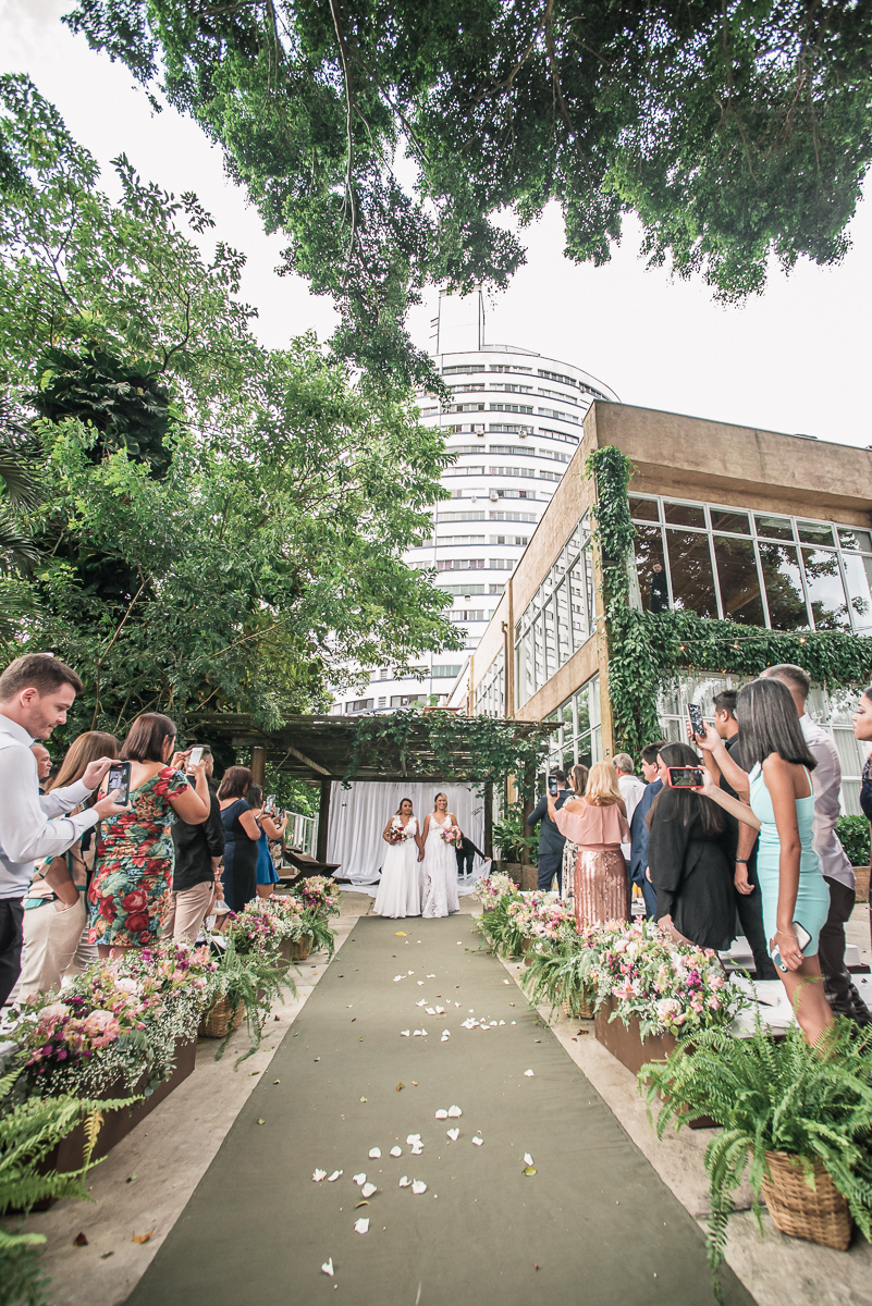 casamento  rustico e romantico de dia realizado no espaço plataforma na baixada santista, noivas com vestido romantico e fotografia pela fotografa premiada nayara andrade