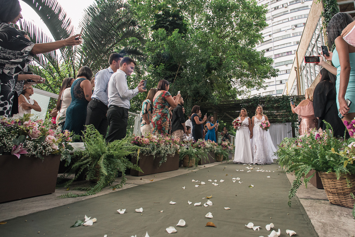 casamento  rustico e romantico de dia realizado no espaço plataforma na baixada santista, noivas com vestido romantico e fotografia pela fotografa premiada nayara andrade