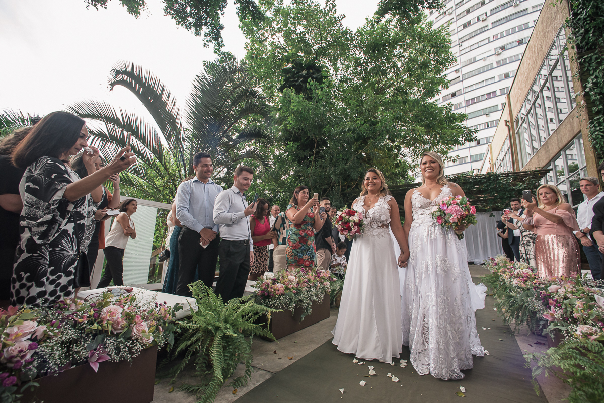 casamento  rustico e romantico de dia realizado no espaço plataforma na baixada santista, noivas com vestido romantico e fotografia pela fotografa premiada nayara andrade