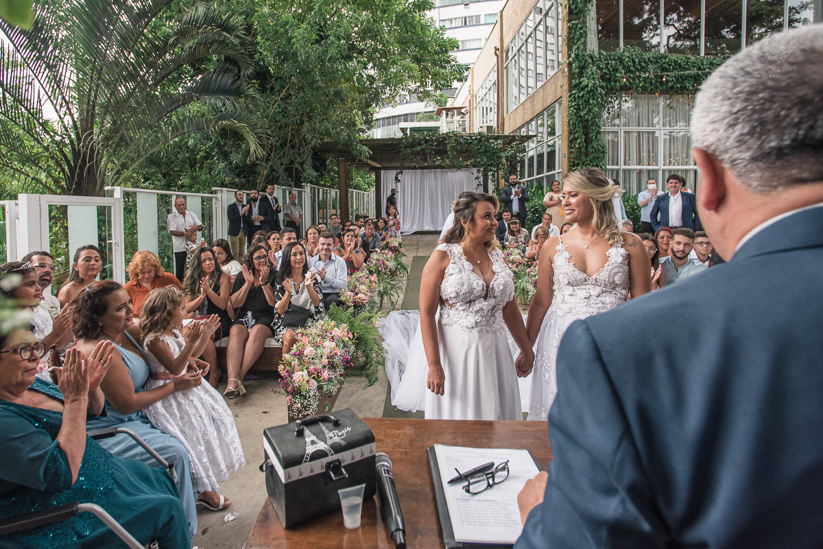 casamento  rustico e romantico de dia realizado no espaço plataforma na baixada santista, noivas com vestido romantico e fotografia pela fotografa premiada nayara andrade