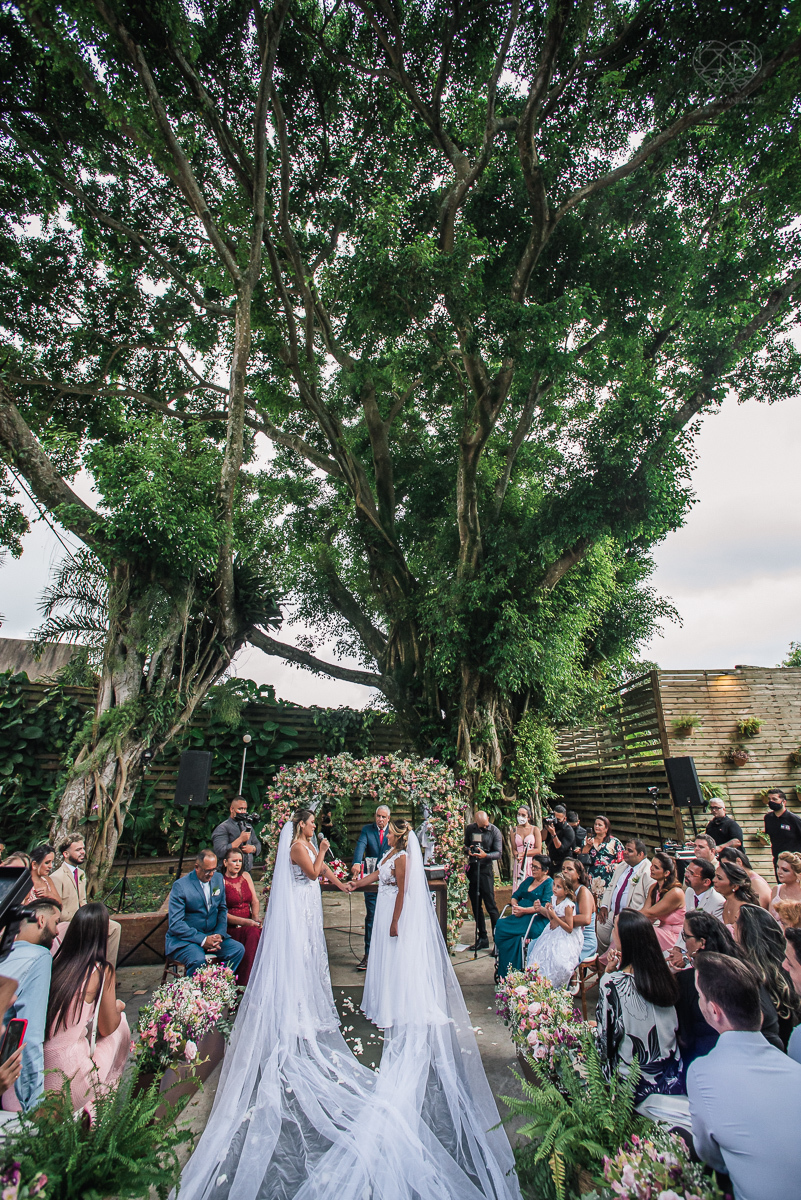 casamento  rustico e romantico de dia realizado no espaço plataforma na baixada santista, noivas com vestido romantico e fotografia pela fotografa premiada nayara andrade