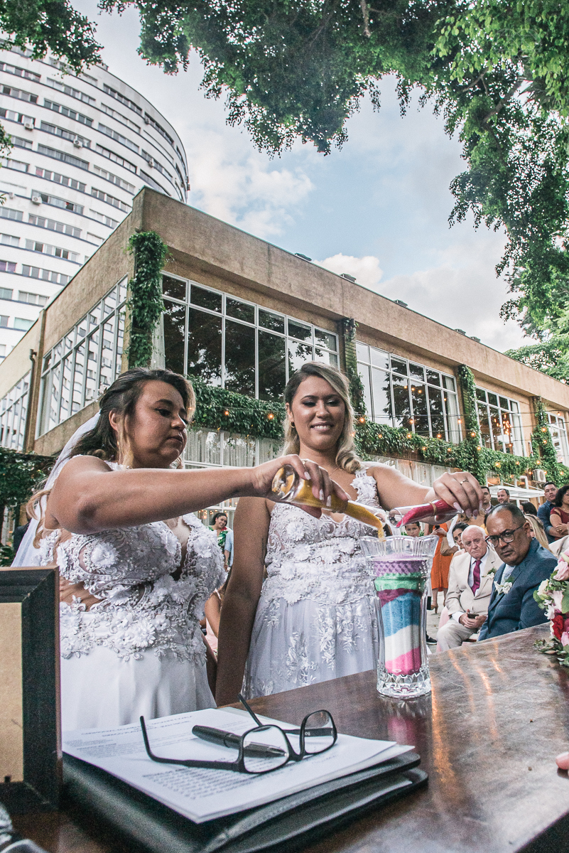 casamento  rustico e romantico de dia realizado no espaço plataforma na baixada santista, noivas com vestido romantico e fotografia pela fotografa premiada nayara andrade