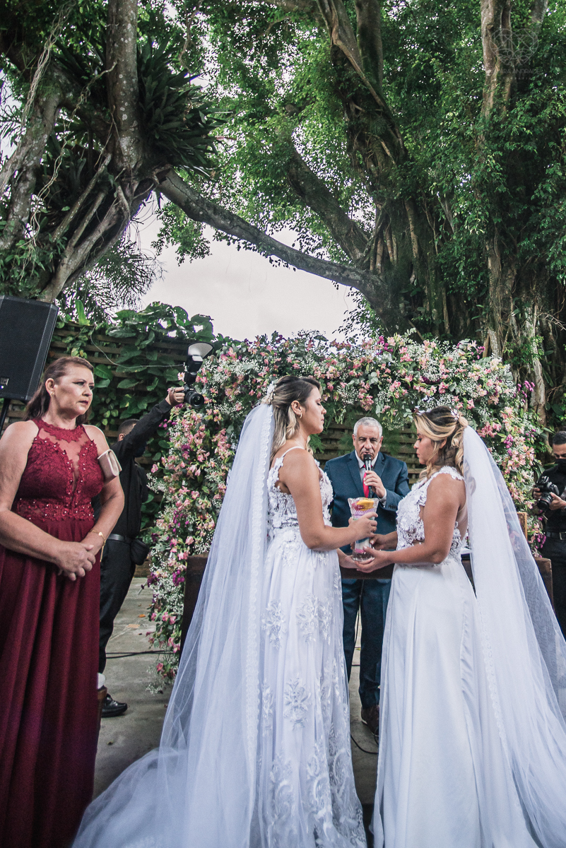 casamento  rustico e romantico de dia realizado no espaço plataforma na baixada santista, noivas com vestido romantico e fotografia pela fotografa premiada nayara andrade