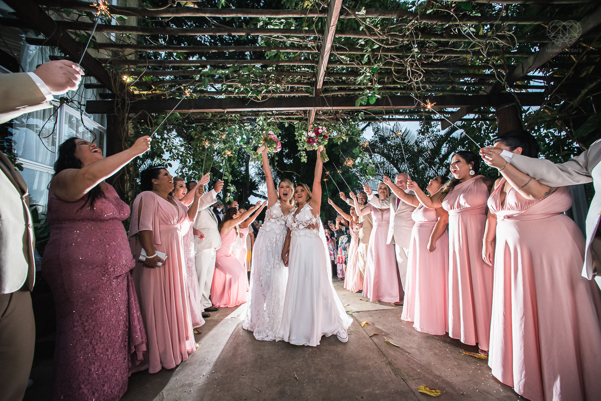 casamento  rustico e romantico de dia realizado no espaço plataforma na baixada santista, noivas com vestido romantico e fotografia pela fotografa premiada nayara andrade