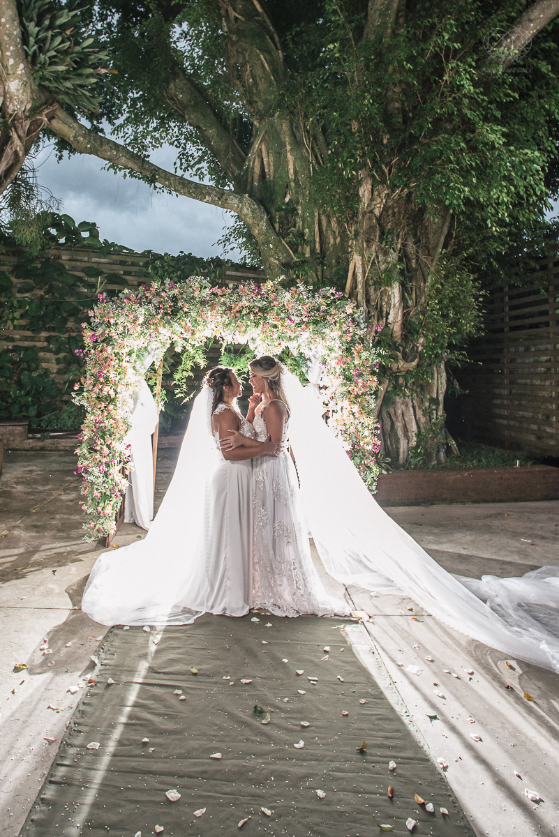 casamento  rustico e romantico de dia realizado no espaço plataforma na baixada santista, noivas com vestido romantico e fotografia pela fotografa premiada nayara andrade