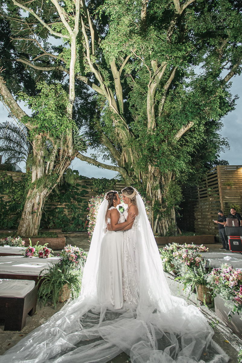 casamento  rustico e romantico de dia realizado no espaço plataforma na baixada santista, noivas com vestido romantico e fotografia pela fotografa premiada nayara andrade