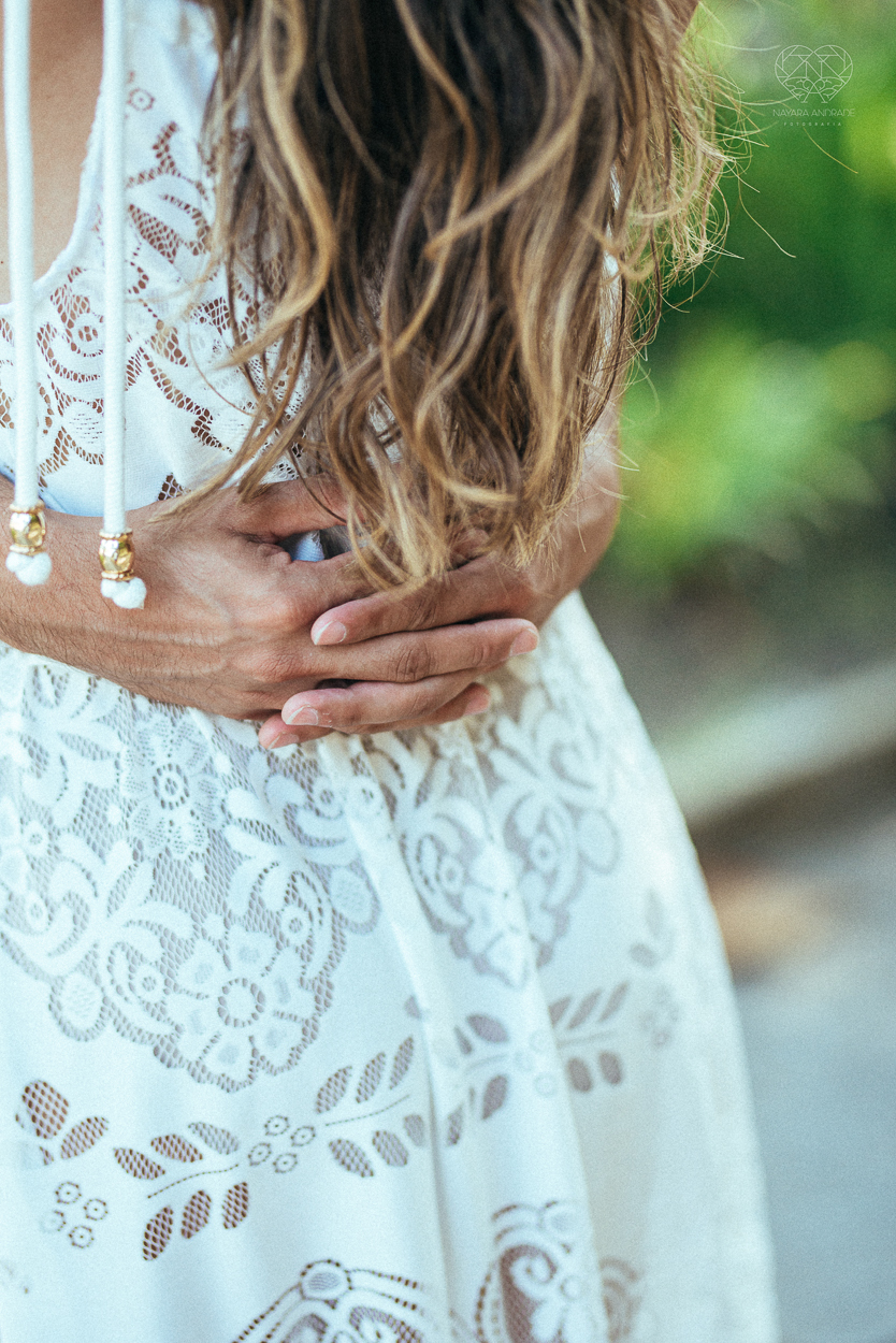fotografia pre wedding de casal na praia noiva de vestido branco casal fazendo fotos em poses inspiração pela fotografa nayara andrade lindo por do sol colorido e fotos artisticas pela fotografa premiada mundialmente casamentos de dia inspiração