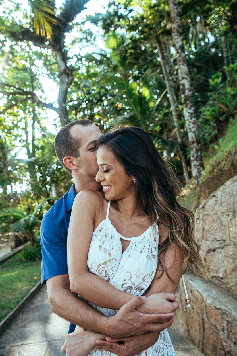 fotografia pre wedding de casal na praia noiva de vestido branco casal fazendo fotos em poses inspiração pela fotografa nayara andrade lindo por do sol colorido e fotos artisticas pela fotografiafotografa premiada mundialmente casamentos de dia inspiração