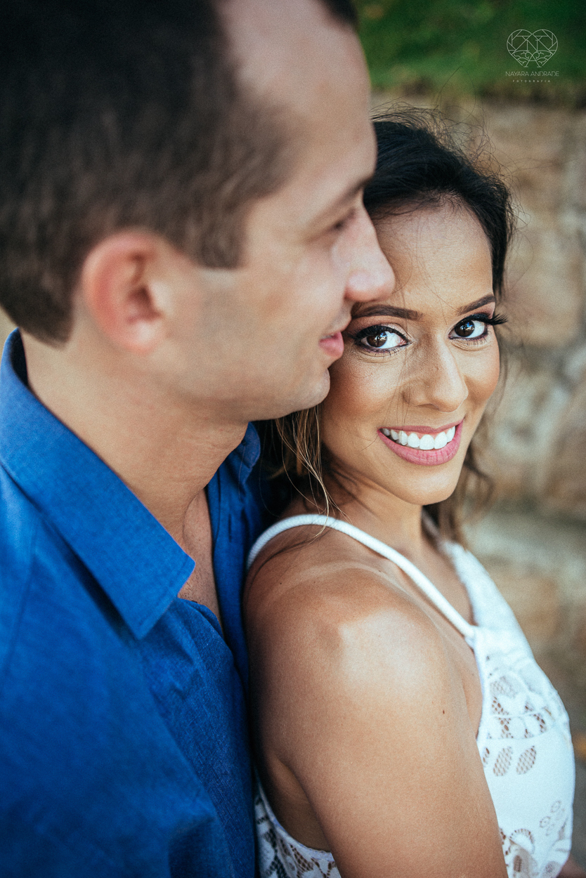 fotografia pre wedding de casal na praia noiva de vestido branco casal fazendo fotos em poses inspiração pela fotografa nayara andrade lindo por do sol colorido e fotos artisticas pela fotografa premiada mundialmente casamentos de dia inspiração