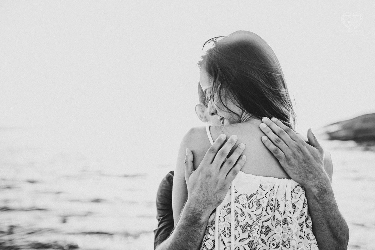 fotografia pre wedding de casal na praia noiva de vestido branco casal fazendo fotos em poses inspiração pela fotografa nayara andrade lindo por do sol colorido e fotos artisticas pela fotografa premiada mundialmente casamentos de dia inspiração