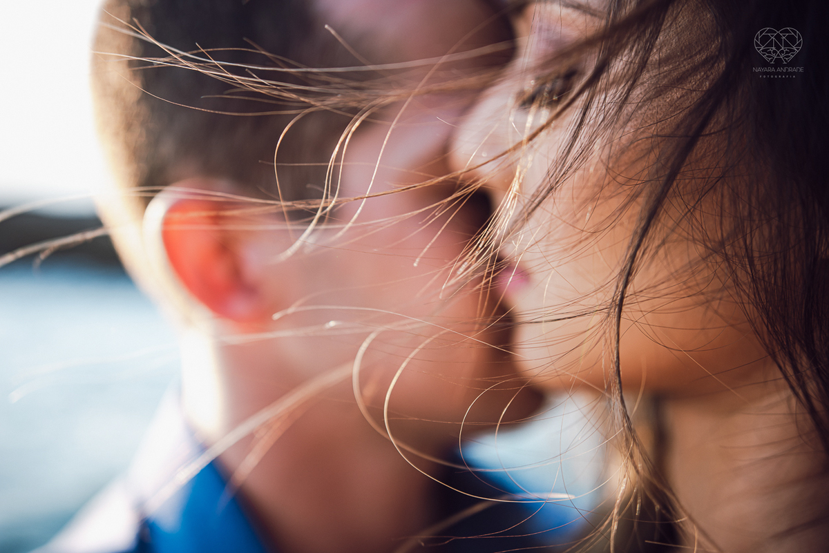 fotografia pre wedding de casal na praia noiva de vestido branco casal fazendo fotos em poses inspiração pela fotografa nayara andrade lindo por do sol colorido e fotos artisticas pela fotografa premiada mundialmente casamentos de dia inspiração