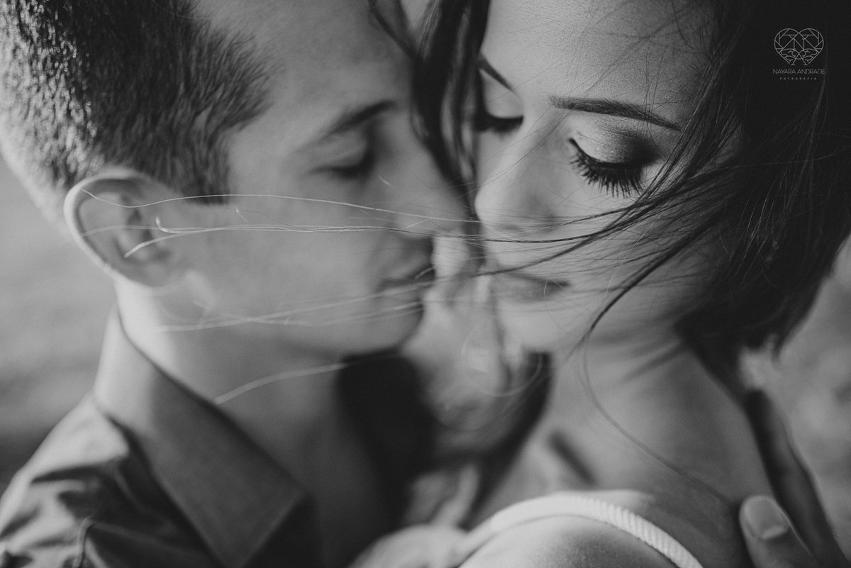 fotografia pre wedding de casal na praia noiva de vestido branco casal fazendo fotos em poses inspiração pela fotografa nayara andrade lindo por do sol colorido e fotos artisticas pela fotografa premiada mundialmente casamentos de dia inspiração